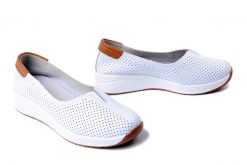 ARTIKER RELAKS 54C1727 biały, półbuty damskie. Białe półbuty wsuwane Artiker Relaks, na lato, bez wzorów, z gumy, bez obcasa, na koturnie. Za 159.90 zł.