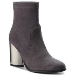 Botki Eva Minge. Szare botki Eva Minge, bez wzorów, bez obcasa, na słupku, bez zapięcia. Za 439.99 zł.
