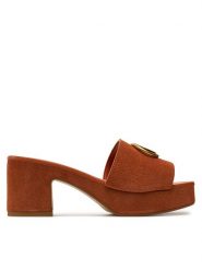 Guess Klapki Cinzia FLJCIN SUE03 Brązowy. Brązowe klapki Guess, z aplikacjami, ze skóry, bez obcasa, bez zapięcia. Za 969.99 zł.