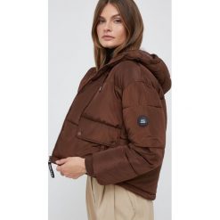 Pepe Jeans kurtka damska kolor brązowy zimowa oversize. Brązowe kurtki Pepe Jeans, na zimę, l, bez wzorów, z jeansu, bez kaptura. W wyprzedaży za 446.99 zł.