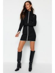 Trendyol Sukienka w kolorze czarnym rozmiar: S. Czarne sukienki Trendyol, s, bez wzorów, bez kołnierzyka, bez ramiączek, maxi. Za 109.00 zł.