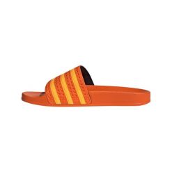 Sandały adidas Originals ADILETTE. Brązowe sandały adidas, bez wzorów, z materiału, sportowe, bez obcasa, bez zapięcia. Za 161.50 zł.