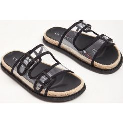 Klapki ARMANI EXCHANGE. Białe klapki Armani Exchange, bez wzorów, bez obcasa, bez zapięcia. Za 549.00 zł.