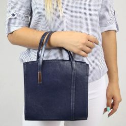 Torebka damska skórzana granatowa DAN-A T351. Niebieskie torebki klasyczne DAN-A, bez wzorów, ze skóry, bez dodatków. Za 229.99 zł.