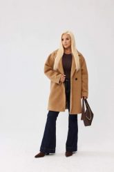 Karmelowy damski płaszcz Isabella z tkaniny bukla - elegancja i komfort PLUS SIZE XXL OVERSIZE JESIEŃ. Płaszcze Moda Size Plus Iwanek, na jesień, l, bez wzorów, z poliesteru, eleganckie, bez kaptura. Za 559.90 zł.