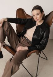 Czarna Kurtka Ramoneska Taliowana bez Kołnierzyka w Motocyklowym Stylu Nelaswenna. Czarne kurtki Born2be, m, bez wzorów, z jeansu, eleganckie, bez kaptura. Za 119.99 zł.