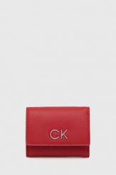 Calvin Klein portfel damski kolor czerwony. Czerwone portfele Calvin Klein, bez wzorów. W wyprzedaży za 199.99 zł.