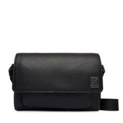 Torebka Calvin Klein. Czarne listonoszki Calvin Klein, bez wzorów, bez dodatków. Za 369.99 zł.