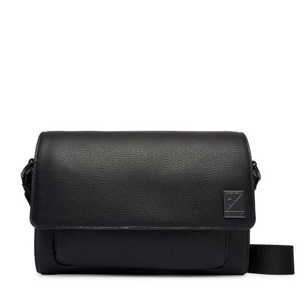 Torebka Calvin Klein. Czarne listonoszki Calvin Klein, bez wzorów, bez dodatków. Za 227.99 zł.