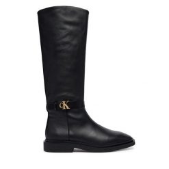 Kozaki Calvin Klein. Czarne kozaki Calvin Klein, bez wzorów, bez obcasa, na płaskiej podeszwie, bez zapięcia. Za 849.99 zł.