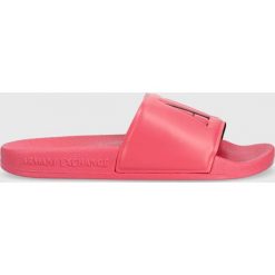 Armani Exchange klapki damskie kolor czerwony. Czerwone klapki Armani Exchange, bez wzorów, z gumy, bez obcasa, na płaskiej podeszwie, bez zapięcia. Za 229.99 zł.