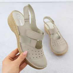 Skórzane komfortowe sandały damskie pełne ekri Helios 150.10. Sandały Helios, bez wzorów, ze skóry, bez obcasa, bez zapięcia. Za 329.99 zł.