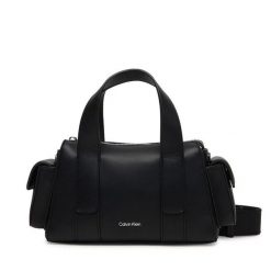 Torebka Calvin Klein. Czarne torebki klasyczne Calvin Klein, bez wzorów, klasyczne, bez dodatków. Za 489.99 zł.