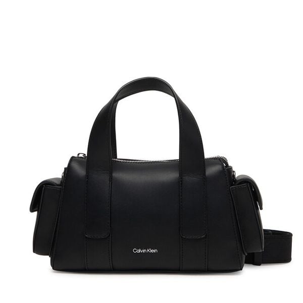 Torebka Calvin Klein. Czarne torebki klasyczne Calvin Klein, bez wzorów, klasyczne, bez dodatków. Za 339.99 zł.