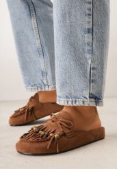 Brązowe Klapki VICES Typu Mule z Koralikami Frędzlami i Kokardą Dioleora. Brązowe klapki Born2be, z aplikacjami, eleganckie, bez obcasa, na płaskiej podeszwie, bez zapięcia. Za 119.99 zł.