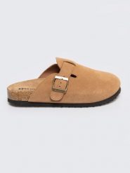 Klapki damskie ze skóry naturalnej brązowe RR274A602 803. Brązowe klapki BIG STAR, bez wzorów, ze skóry, eleganckie, bez obcasa, bez zapięcia. Za 189.99 zł.