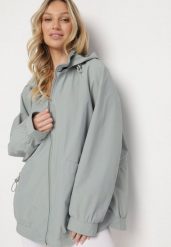 Jasnozielona Kurtka Parka o Pudełkowym Kroju ze Ściągaczem w Talii i Kapturem Sesoliena. Zielone kurtki Born2be, xl, bez wzorów, z jeansu, eleganckie. W wyprzedaży za 169.99 zł.