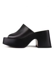 Loft37 Skórzane klapki w kolorze czarnym rozmiar: 39. Czarne klapki loft37, bez wzorów, klasyczne, z otwartym noskiem, bez obcasa, na obcasie, bez zapięcia. Za 347.99 zł.