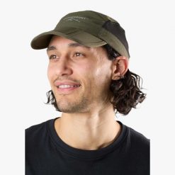 Czapka z daszkiem Wędrówki unisex Swedemount Lofoten Packable Cap szybkoschnąca. Zielone czapki z daszkiem SWEDEMOUNT, bez wzorów, sportowe. Za 79.99 zł.