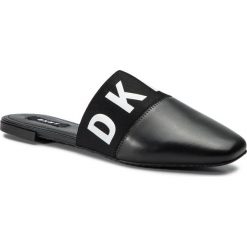 Klapki DKNY - Dawn K1933001 Black. Czarne klapki DKNY, bez wzorów, z materiału, bez obcasa, na obcasie, bez zapięcia. W wyprzedaży za 309.00 zł.