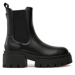 Sztyblety Guess. Czarne botki Guess, z aplikacjami, bez obcasa, na płaskiej podeszwie, bez zapięcia. Za 399.99 zł.