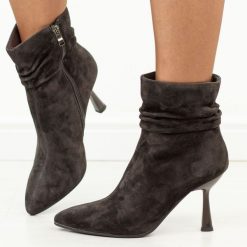 Czekoladowe skórzane botki damskie na szpilce DiA 1049. Brązowe botki DiA, bez wzorów, ze skóry, eleganckie, bez obcasa, na szpilce, bez zapięcia. Za 369.00 zł.