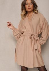 Beżowa Sukienka Kimono z Wiskozy z Kieszeniami Zdobiona Ażurowymi Wstawkami Salithia. Brązowe sukienki Renee, l, z aplikacjami, z wiskozy, eleganckie, bez kołnierzyka, bez ramiączek, mini. W wyprzedaży za 91.99 zł.