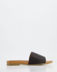 KLAPKI DAMSKIE 030020056 BLACK. Czarne klapki Venezia, bez wzorów, ze skóry, bez obcasa, bez zapięcia. Za 149.00 zł.