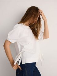 Bluzka z wiskozą - złamana biel. Bluzki Reserved, l, bez wzorów, z dzianiny, bez kołnierzyka, bez ramiączek. W wyprzedaży za 59.99 zł.