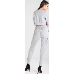 Missguided BARBIE LONG SLEEVE CROPPED JUMPER Bluza grey. Szare bluzy Missguided, z bawełny. Za 129.00 zł.