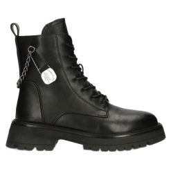 Botki Glany Z Agrafką I Łańcuchem Filippo DBT4059 Czarne. Czarne botki bez wzorów, ze skóry ekologicznej, eleganckie, bez obcasa, na obcasie, bez zapięcia. W wyprzedaży za 127.97 zł.