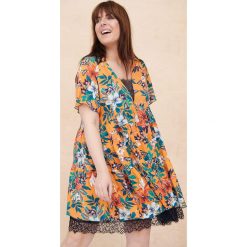 Sukienka Karija Plus Size Orange. Pomarańczowe sukienki blue shadow, plus size, bez wzorów, z poliesteru, bez kołnierzyka, plus size, bez ramiączek. W wyprzedaży za 164.95 zł.