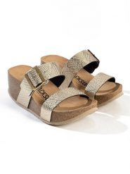 BACKSUN Klapki "Jakarta" w kolorze złotym na koturnie rozmiar: 42. Żółte klapki Backsun, bez wzorów, z materiału, klasyczne, z otwartym noskiem, bez obcasa, na koturnie, bez zapięcia. Za 173.99 zł.