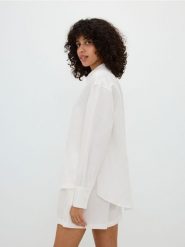 Koszula z lnem - złamana biel. Koszule Reserved, l, bez wzorów, z wiskozy, bez kołnierzyka, bez ramiączek. W wyprzedaży za 79.99 zł.