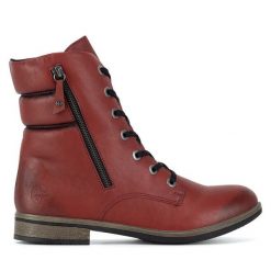 Botki Rieker. Czerwone botki Rieker, bez wzorów, bez obcasa, na płaskiej podeszwie, bez zapięcia. Za 265.99 zł.