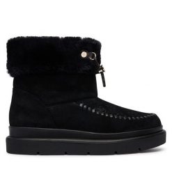 Śniegowce Guess. Czarne śniegowce Guess, z aplikacjami, bez zapięcia. Za 714.99 zł.