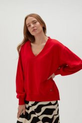 Gładka bluza z dekoltem w serek czerwona. Czerwone bluzy MOODO, l, bez wzorów, z bawełny, bez kaptura. Za 99.99 zł.