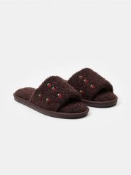 Pluszowe kapcie z motywem wiśni - brązowy. Brązowe kapcie Sinsay, bez wzorów. Za 25.99 zł.