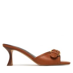 Klapki Guess. Brązowe klapki Guess, z aplikacjami, bez obcasa, bez zapięcia. Za 589.99 zł.