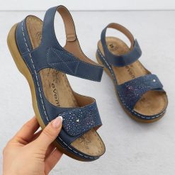 Sandały damskie na rzepy granatowe eVento 8988. Sandały eVento, bez wzorów, ze skóry ekologicznej, bez obcasa, bez zapięcia. Za 129.99 zł.