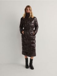 Płaszcz z połyskującej tkaniny - ciemnobrązowy. Brązowe płaszcze Reserved, l, bez wzorów, z tkaniny, bez kaptura. W wyprzedaży za 89.99 zł.