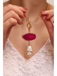 L'Atelier de Gaia Pozłacany naszyjnik z zawieszką - dł. 50 cm rozmiar: onesize. Czerwone naszyjniki L'Atelier de Gaia, z materiału, z agatem, pozłacane. Za 69.99 zł.