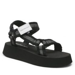 Sandały Calvin Klein Jeans. Czarne sandały Calvin Klein Jeans, bez wzorów, z jeansu, bez obcasa, na płaskiej podeszwie, bez zapięcia. Za 399.99 zł.