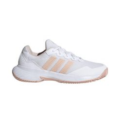 Adidas Gamecourt 2 W biało-różowe, niskie buty sportowe. Białe buty treningowe adidas, bez wzorów, bez zapięcia. Za 356.60 zł.