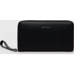 Trussardi portfel damski kolor czarny. Czarne portfele TRUSSARDI, bez wzorów, z materiału. W wyprzedaży za 209.99 zł.