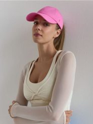 Czapka z daszkiem - intensywny róż. Czerwone czapki z daszkiem Reserved, bez wzorów. Za 59.99 zł.