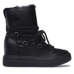 Botki JENNY. Czarne botki Jenny, bez wzorów, bez obcasa, na koturnie, bez zapięcia. Za 119.99 zł.