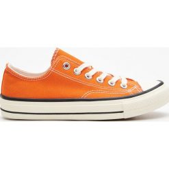 Klasyczne trampki - Pomarańczowy. Trampki marki Cropp. Za 69.99 zł.