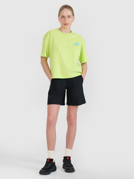 4F Spodenki plażowe damskie - czarne L. Czarne szorty 4f, bez wzorów, z elastanu, wakacyjne. W wyprzedaży za 59.99 zł.