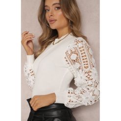 Biały Sweter z Bufiastym i Koronkowym Rękawem Haidione. Białe swetry Renee, s, bez wzorów, z dzianiny, boho, bez ramiączek. W wyprzedaży za 107.99 zł.